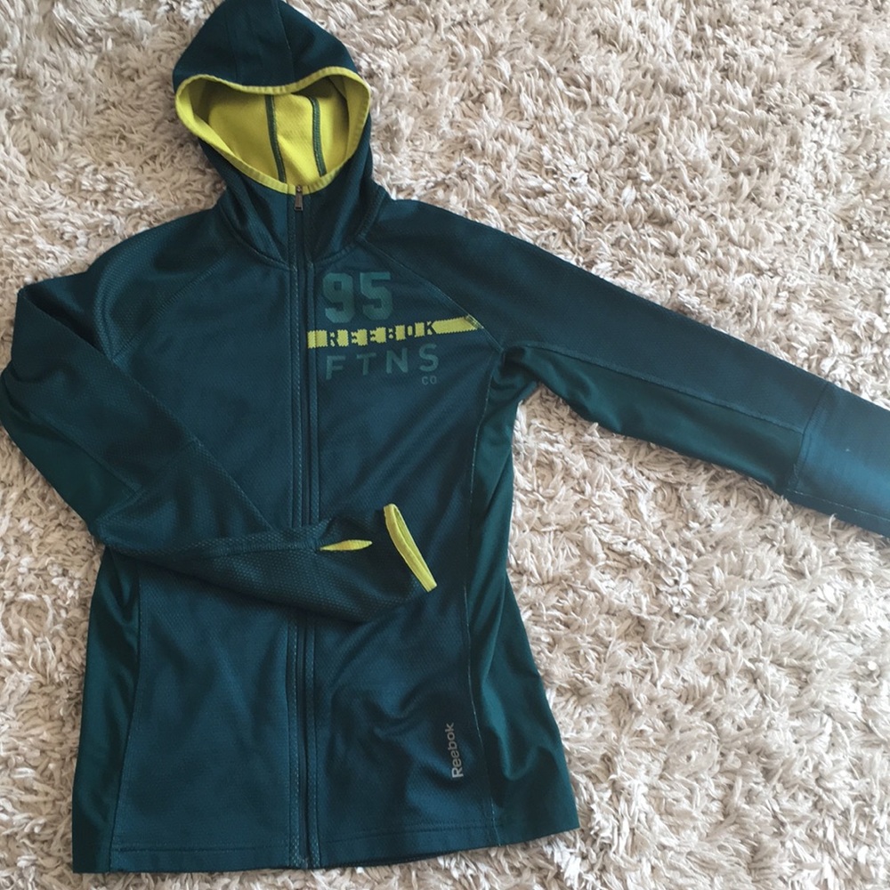🧜🏻‍♀️ Reebok workout jacket with hood